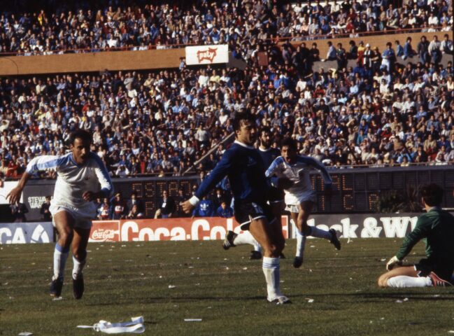 Alzamendi convierte el gol de la victoria en 1987 ante Argentina