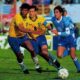 Francescoli ante Aldair y Dunga en la final de Copa América 1995